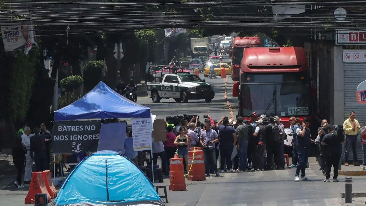 Bloqueo Metrobus por vecinos de la Benito Juarez